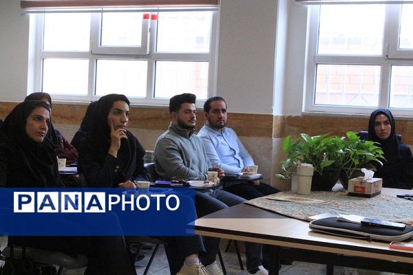  کارگاه دانش‌افزایی زبان انگیلیسی در دبیرستان‌ولایت بهارستان‌دو