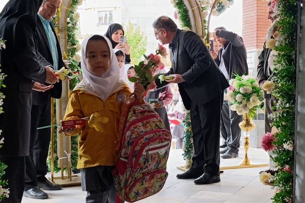 جشن شکوفه‌ها در ملکان؛ استقبال گرم از نوگلان دبستانی