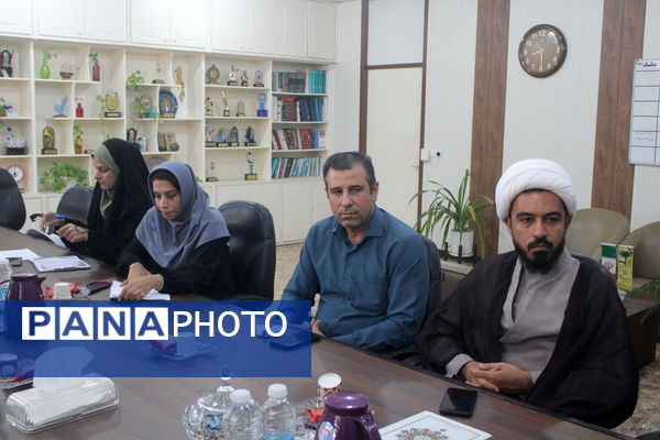 جلسه برنامه‌ریزی بزرگداشت هفته دفاع مقدس در اداره‌کل آموزش و پرورش استان بوشهر