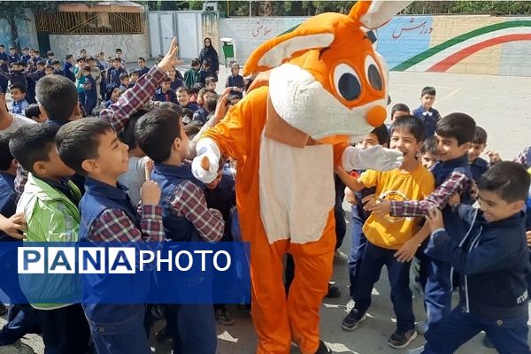 بمناسبت روز جهانی کودک برپایی جشنواره صبحانه سالم در دبستان پسرانه سرافراز ناحیه۷ مشهد