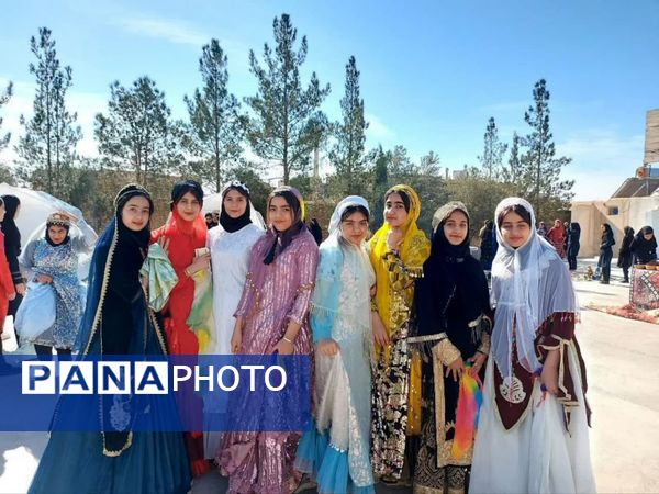 جشنواره بومی و محلی در دبیرستان سمیه شهرستان خاتم