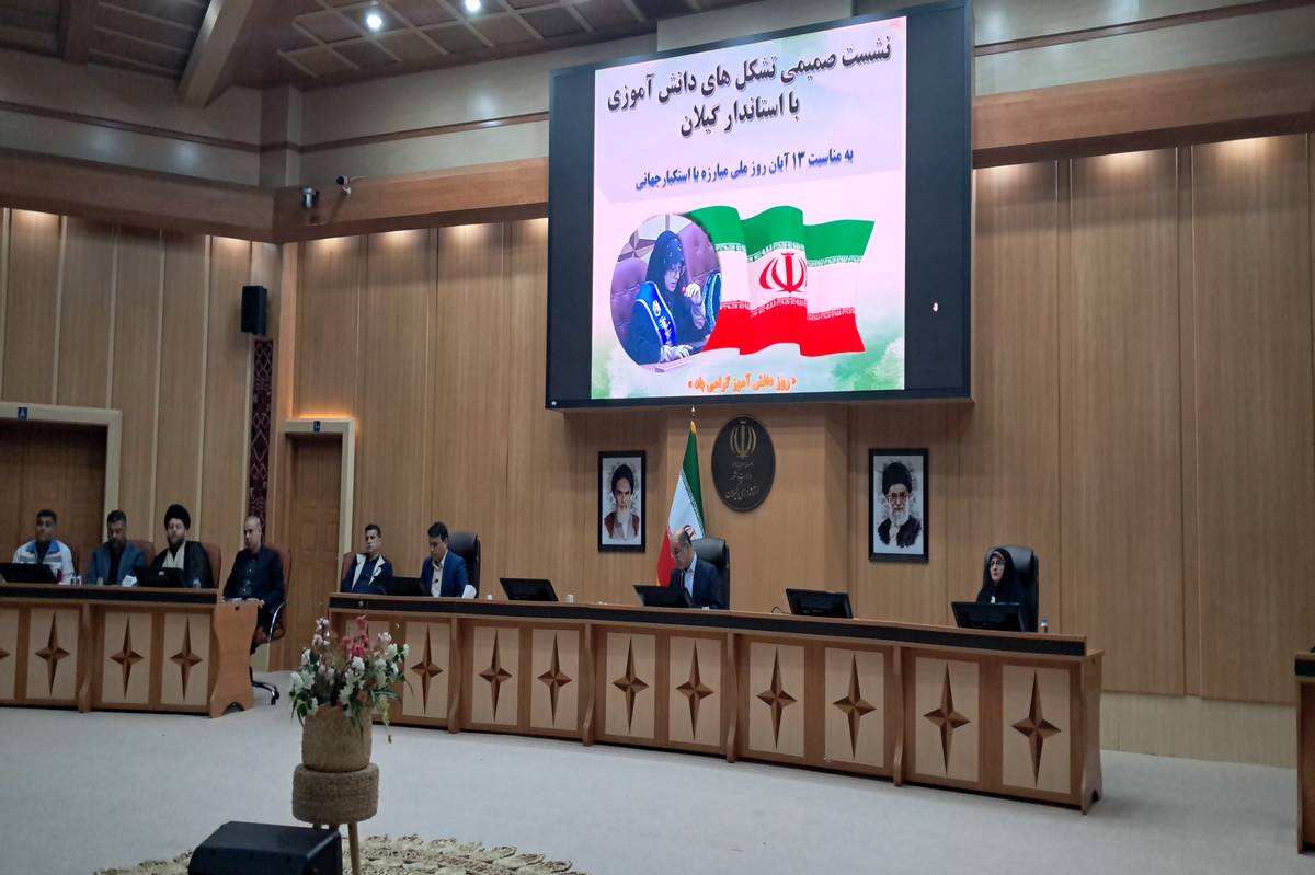 دانش‌آموزان پای میز گفت‌وگو با استاندار نشستند