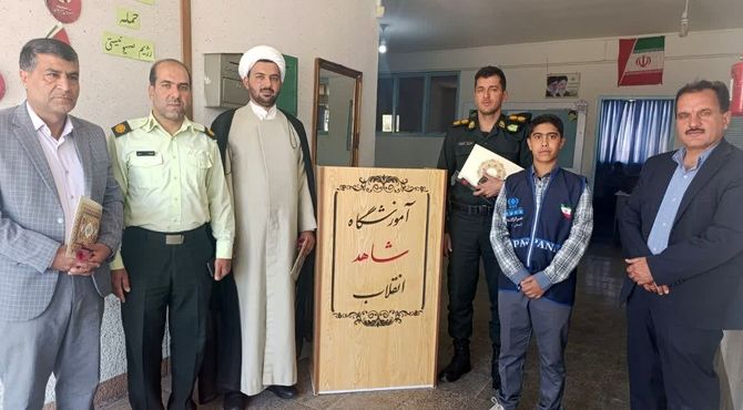 گرامیداشت هفته نیروی انتظامی در دبیرستان شاهد انقلاب آباده