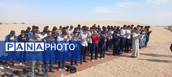 اقامه نماز باران در دل کویر توسط دانش‌آموزان هنرستان شهید رجایی زارچ