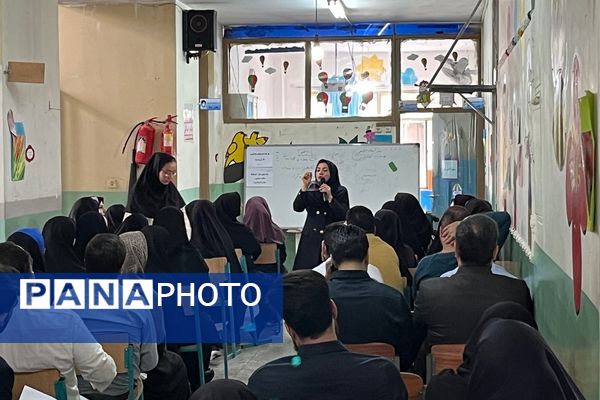 برگزاری کارگاه آموزشی اجتماعات یادگیری در دبستان پیامبر اکرم (ص) ناحیه دو شهرری 