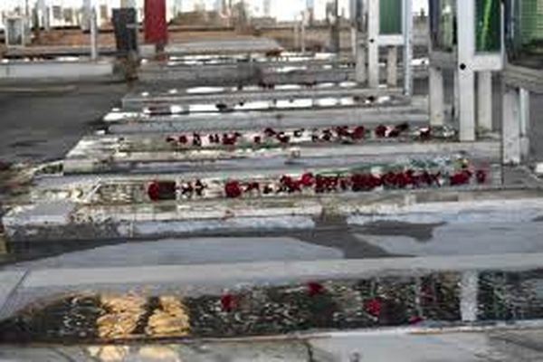 غبار روبی و عطرافشانی گلزار شهدا آبادان 