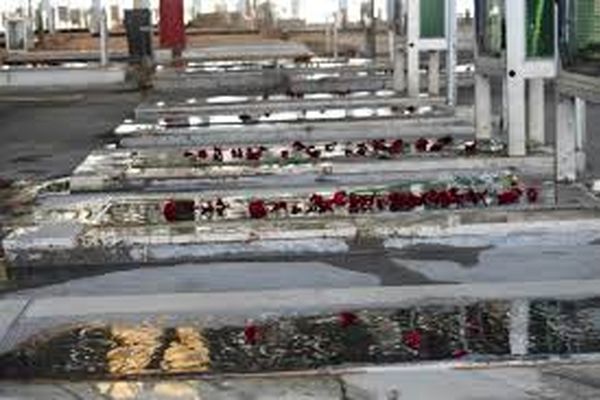 غبار روبی و عطرافشانی گلزار شهدا آبادان 