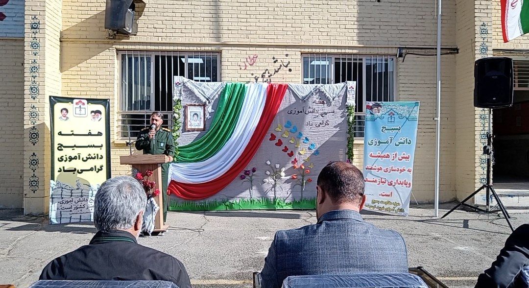 گرامیداشت هفته بسیج دانش آموزی در دبیرستان بسیج