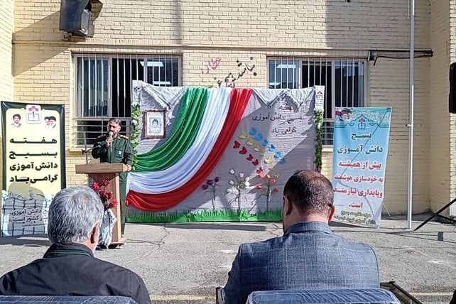 گرامیداشت هفته بسیج دانش آموزی در دبیرستان بسیج