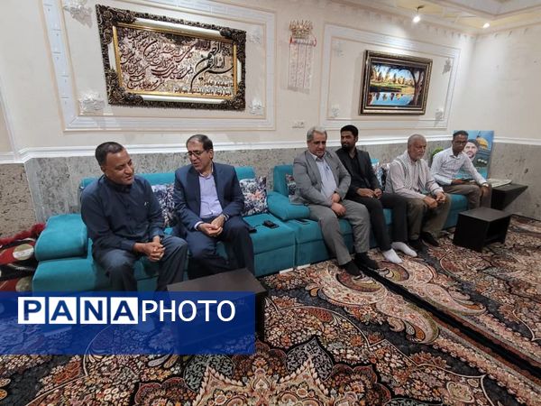 دیدار مسئولان آموزش و پرورش ناحیه یک بندرعباس با خانواده شهید رضا زارعی
