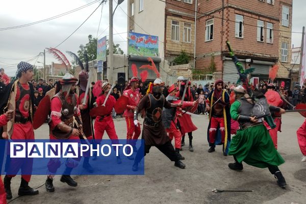 اقامه نماز ظهر عاشورا و آیین تعزیه‌خوانی در اردبیل 
