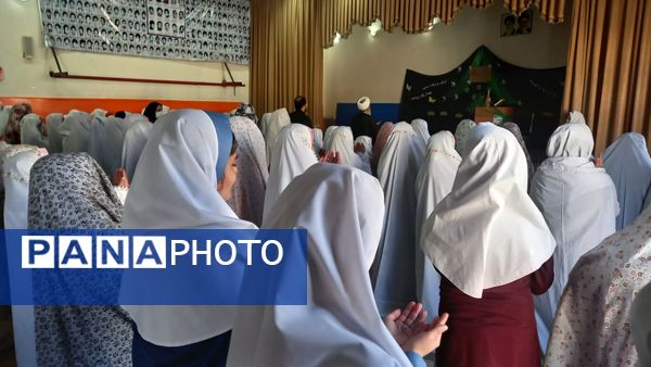 برگزاری نماز جماعت در دبستان زیور کاظمی شهرستان تفرش