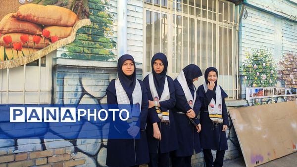 مراسم اعطای حکم و نشان فرماندهی بسیج دانش آموزی دبیرستان شاهد تکتم ناحیه۳