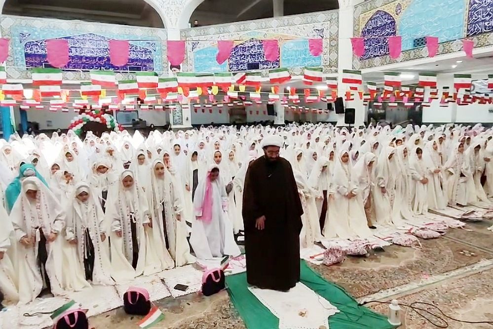 برگزاری جشن تکلیف مختص ۱۰۰۰ دانش‌آموز دختر در مسجد سلمان فارسی