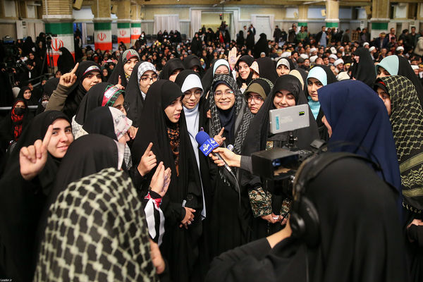 دیدار جمعی از رأی اولی‌ها و خانواده‌های شهدا با رهبر انقلاب اسلامی