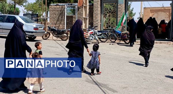 پیاده‌روی خانوادگی روستاییان «صرم» قم به‌مناسبت هفته دولت