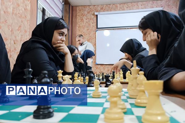 رقابت فکری دانش‌آموزان ورامینی در مسابقات شطرنج کانون هدایت