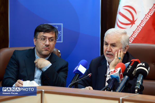 نشست خبری وزیر میراث فرهنگی، گردشگری و صنایع دستی و معاونان وزارتخانه با اصحاب رسانه