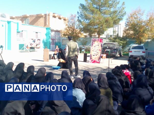 تئاتر خیابانی ارتفاعات الله اکبر در دبیرستان فاطمیه