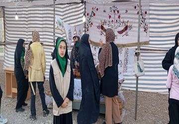 آماده سازی غرفه های نمایشگاه محصولات بومی محلی و صنایع دستی در شهر بارنیشابور