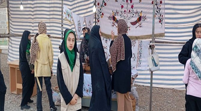 آماده سازی غرفه های نمایشگاه محصولات بومی محلی و صنایع دستی در شهر بارنیشابور