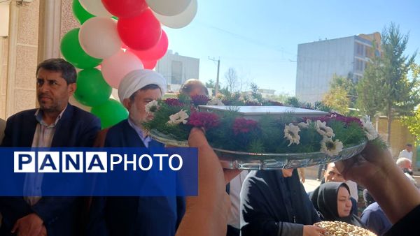 نواختن زنگ استانی مهر، ایثار و مقاومت در مدرسه نمونه دولتی ۹ دی به مناسبت آغاز سال تحصیلی و هفته دفاع مقدس
