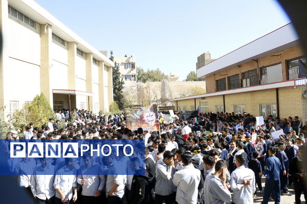 حضور پرشور دانش آموزان محلاتی در راهپیمایی 13 آبان 