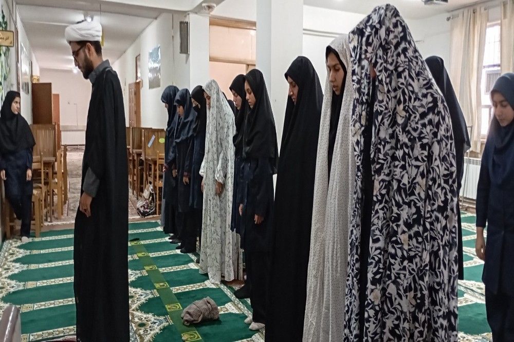 زنگ نماز در روز اول ماه مهر ۱۴۰۴در دبیرستان شهید مجید دهنوی نیشابور 