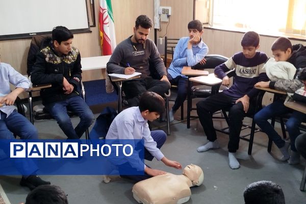 حضور دانش‌آموزان دبیرستان نمونه دانش در پایگاه هلال احمر کاشمر