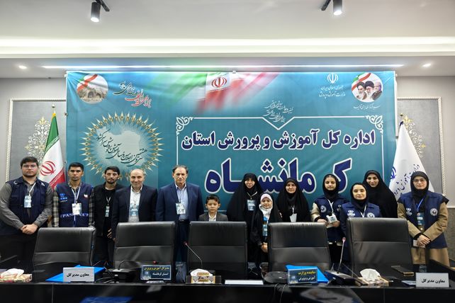 نشست صمیمانه نماینده وزیر آموزش و پرورش با دانش آموز خبرنگاران پانا کرمانشاه