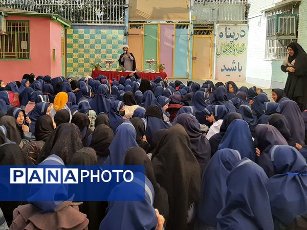 سوگواری همراه با شور و عشق فاطمی و پویش نذر کتاب در مدرسه شهید جواهری دو 