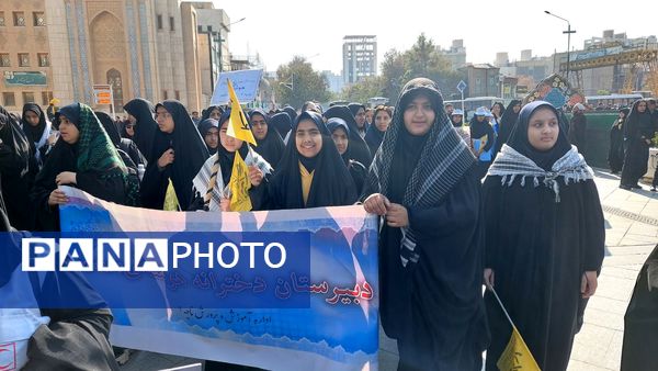 دانش‌آموزان پرچمداران استکبارستیزی در ۱۳ آبان