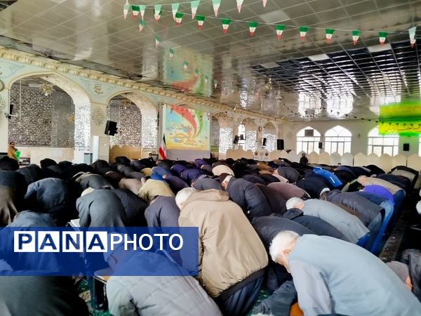 اقامه نماز جماعت بعد از  راهپیمایی در کاشمر 