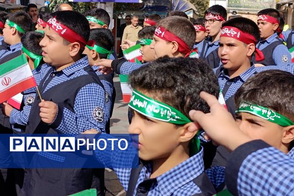 حماسه حضور دانش‌آموزان قرچکی در یوم الله ۱۳ آبان