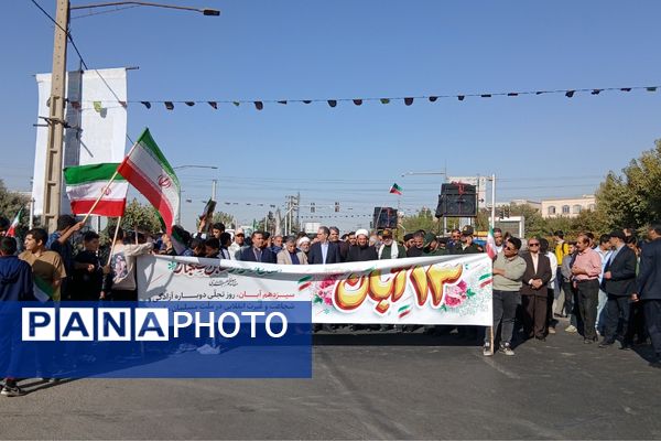 حضور پرشور دختران و پسران شهریار در روز استکبار ستیزی