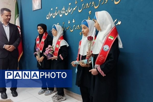 تجلیل دانش آموزان مدرسه هدی۱ از  مدیر ومعاونین آموزش و پرورش شهرستان قدس
