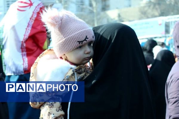 راهپیمایی یوم‌الله ۲۲بهمن با حضور پرشور مردم در استان البرز