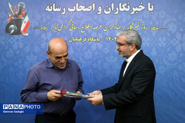 نشست صمیمی رئیس مرکز اطلاع رسانی و روابط عمومی وزارت آموزش و پرورش با خبرنگاران و اصحاب رسانه