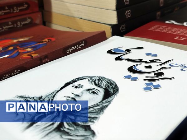 گشایش نمایشگاه کتاب در فرهنگسرای فاروج 