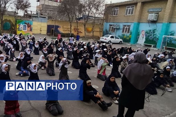 بیست و ششمین مانور زلزله در دبستان شهیدان فاضل الحسینی ۱