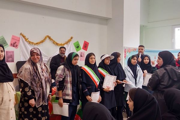 برگزاری جشن یلدا با حضور مسئولان و همکاران در مدرسه ایران و هنرستان کریمی شیرازیها