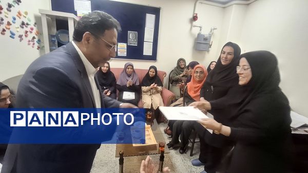 مدیر آموزش‌وپرورش منطقه ۱۴ تهران از کارکنان مدرسه اتیسم راد تقدیر کرد