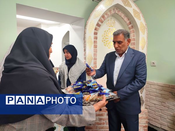 آیین نواختن زنگ نماز  باشعار «مِهربامُهر» در دبیرستان دوره اول آرمینه مصلی‌نژاد