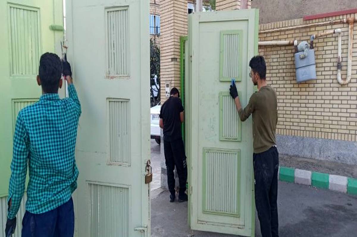 دانشآموزان این بار با رنگ آمیزی و شاداب سازی محیط مدرسه پای کار آمدند