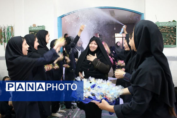 تقدیر از دانش آموزان برتر دبیرستان دخترانه سیداحمد فاتحی یک قم 