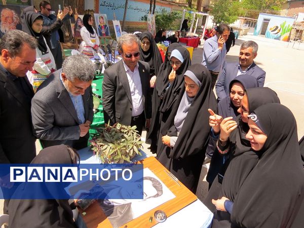 بازدید مشاور وزیر آموزش و پرورش در امور زنان از دست‌سازه‌های دانش‌آموزان دبیرستان 22 بجنورد