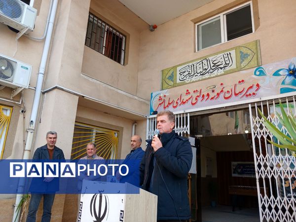 تجلیل از خانواده شهید سعید شاطرزاده در هفته شهدا 