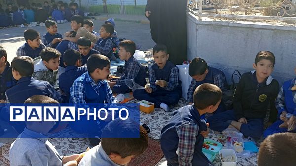 ترویج تغذیه سالم با برگزاری اردوی حیاطی در دبستان فطرت