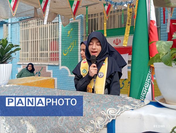 جشن تقدیر پیشتازان برگزیده پویش بوسه بر دستان مادر در دبیرستان دخترانه انقلاب اسلامی 