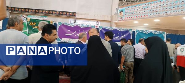 برپایی میز خدمت ادارات در مصلای نماز جمعه شهرستان محمودآباد